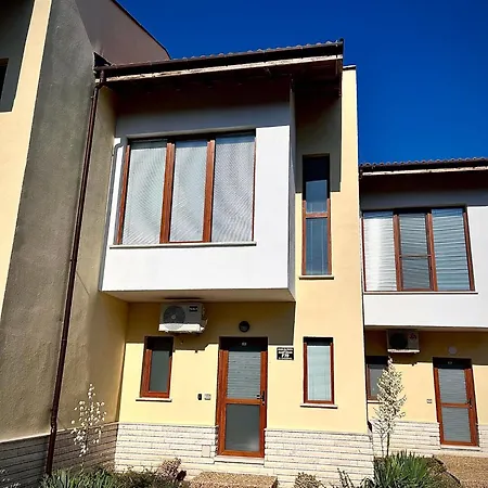 Lighthouse Golf & F79 Holiday home *